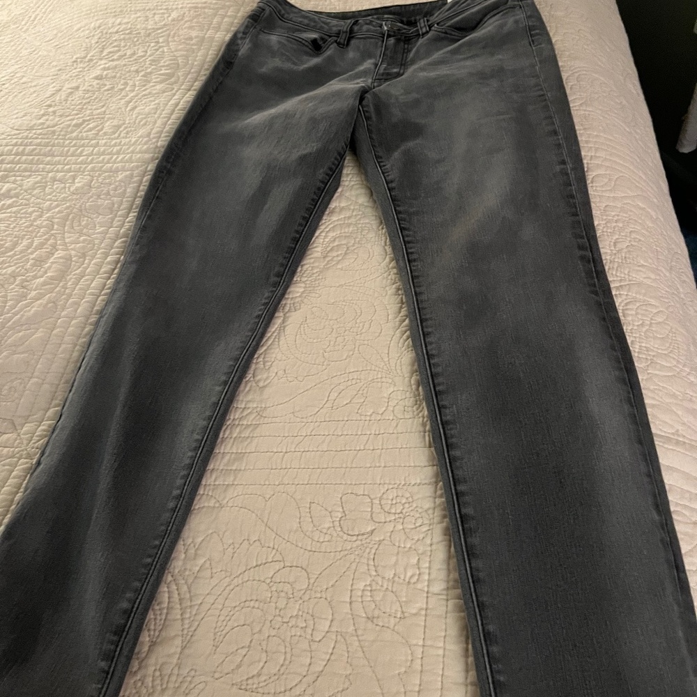 Two by Vince Camuto grey tapered leg jeans, size 29/8.